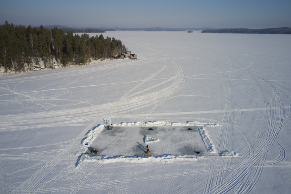 Eistauchen in Finnland