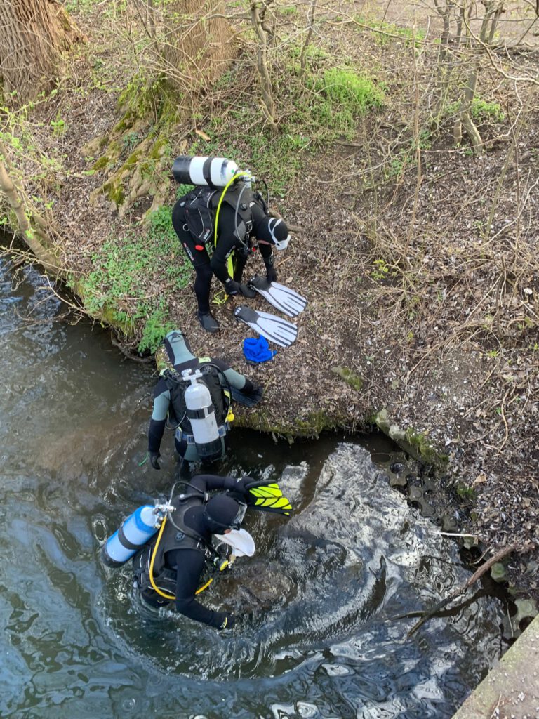 Die Taucher begeben sich ins Wasser